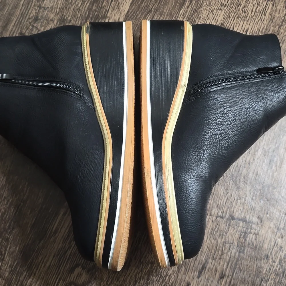 TINSTREE Black‎ Platform Ankle Boots with Gold Trim - Women Sz 9